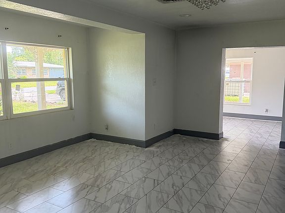 5th image of 1403 Oakdale St