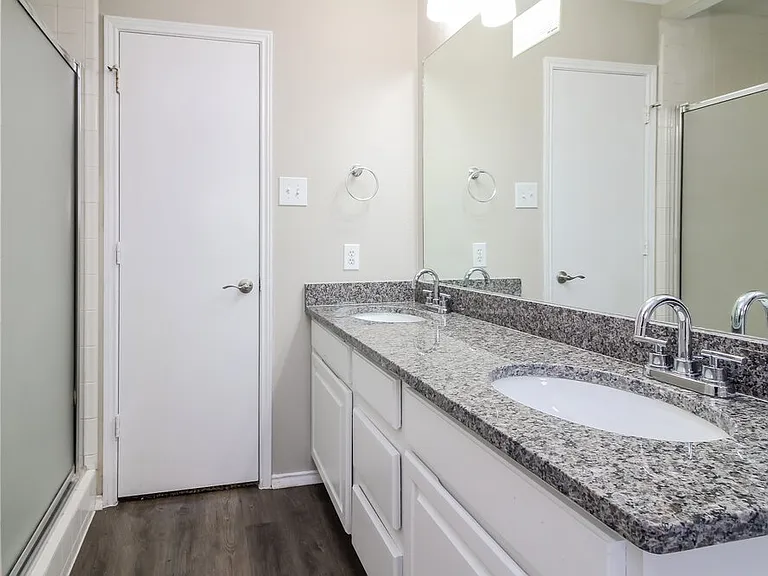 900 Vicksburg Ln — Photo 13