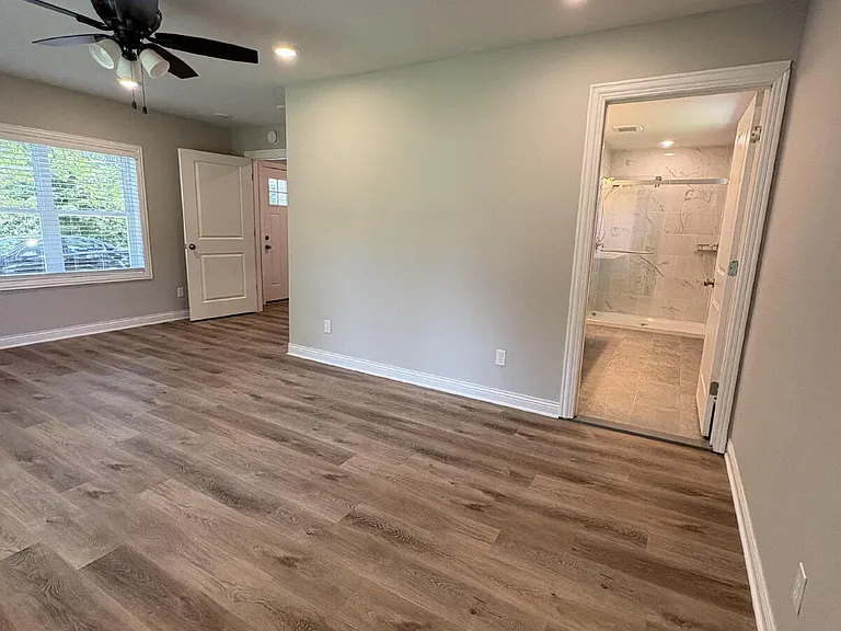 2211 E Walnut St — Photo 7