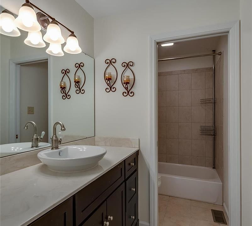 1st image of 4367 Laclede Ave APT E
