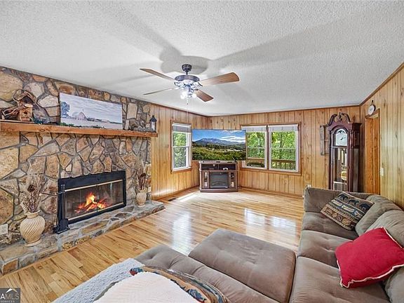 4th image of 62 Peach Ln