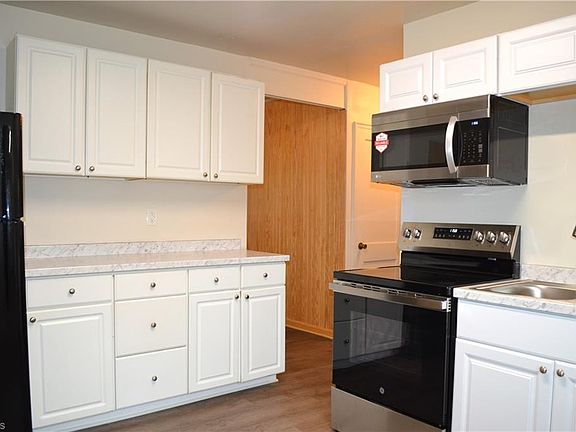 3rd image of 1215 Summit Ave