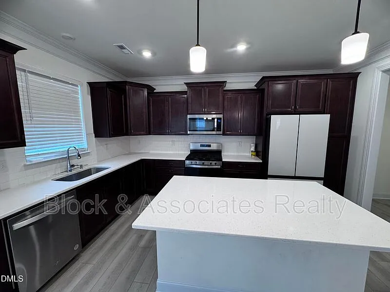 4 bed, 2.5 bath, $2,500 — Photo 2