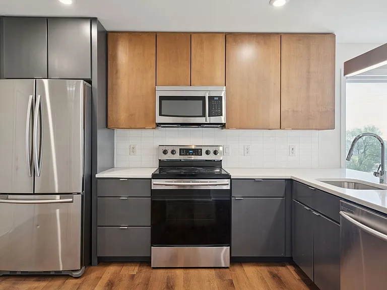 Graduate Pointe — Photo 174
