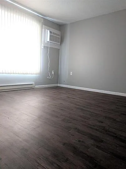 904 Baker Street — Photo 2