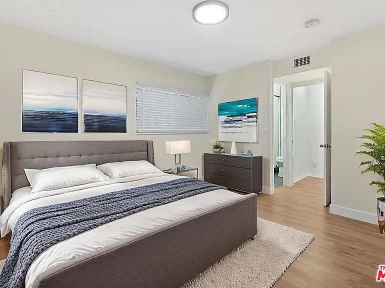5541 Fallbrook Ave — Photo 36
