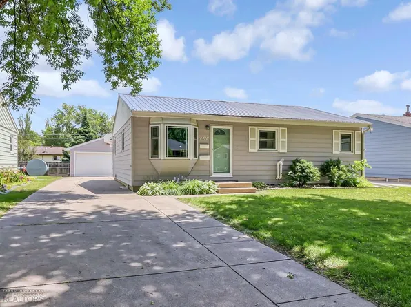 1418 18th St S, Fargo, ND 58103