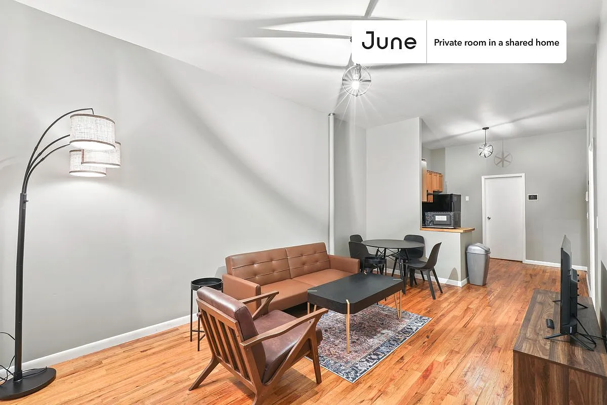 Full bedroom in 4 bed/2 bath home in Williamsburg #691 B — Photo 4