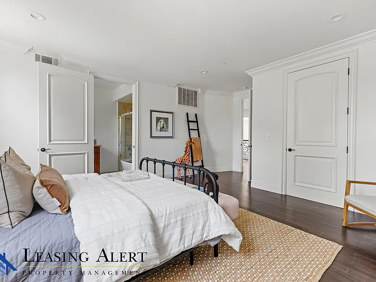 5011 Hayvenhurst Ave #5011 — Photo 28