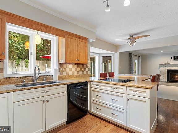 5th image of 100 Oriole Ln