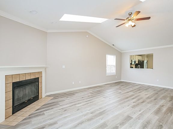 4th image of 1108 W Southport Rd