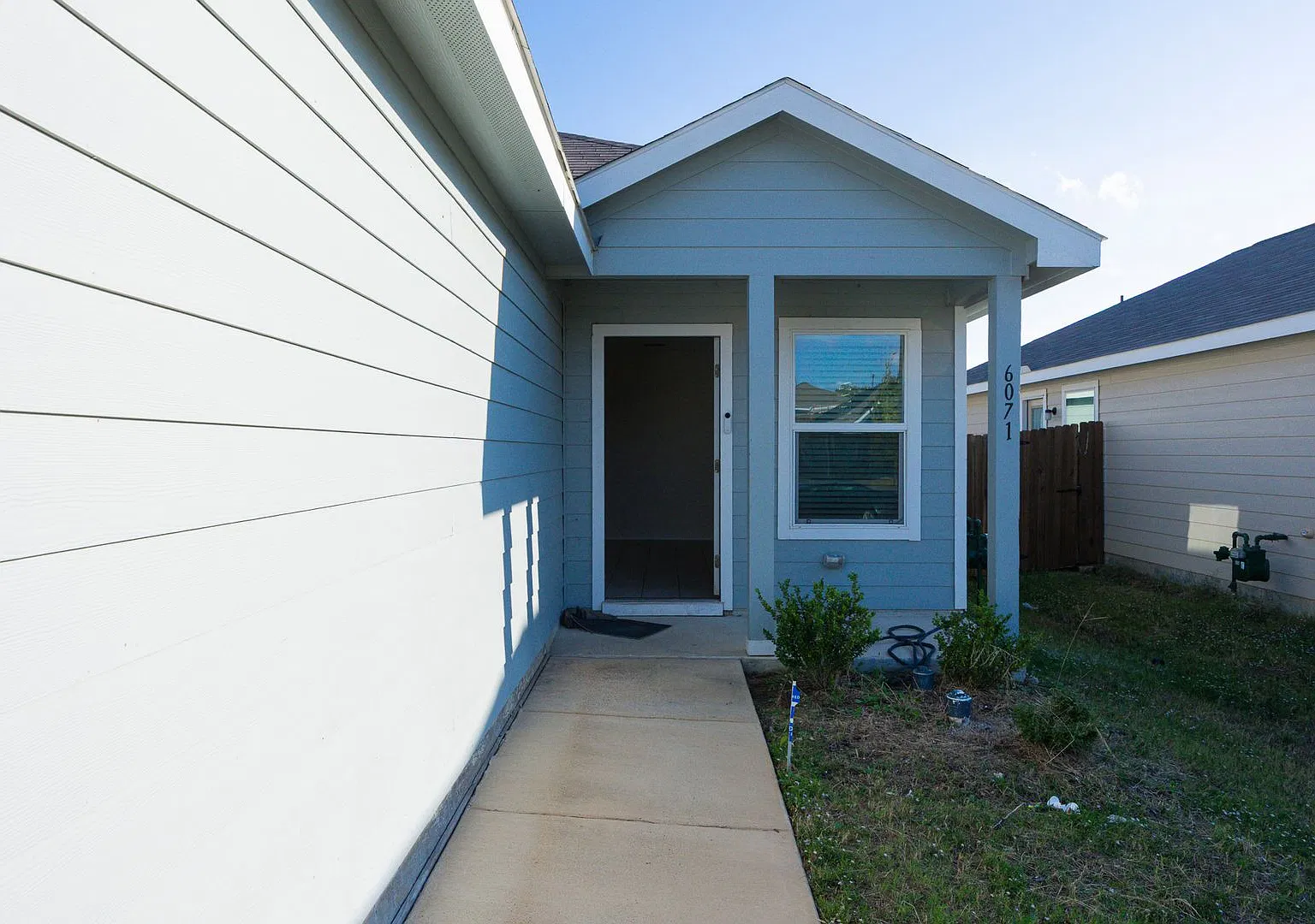 Special offer: One Week Rent Free! Modern Elegance with an Outdoor Retreat! Beautifully Upgraded ... — Photo 4