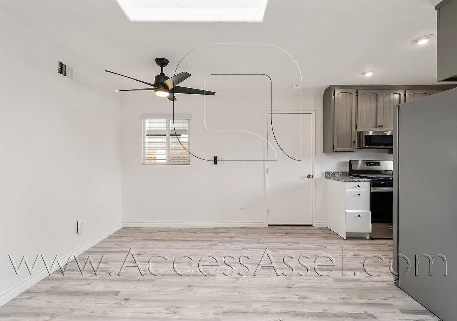 Remarkable 3 Bed/2 Bath Modern, Luxury And Comfort San Diego Home! — Photo 4