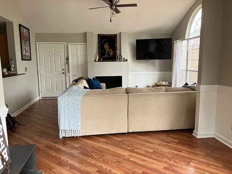 Livingroom with hardwood floors