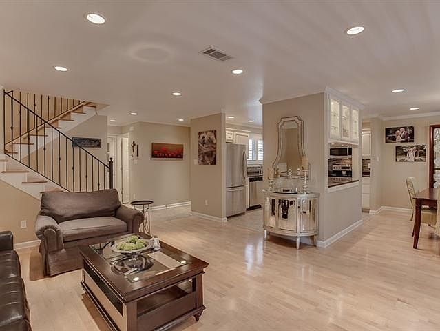 1st image of 834 Creekside Dr