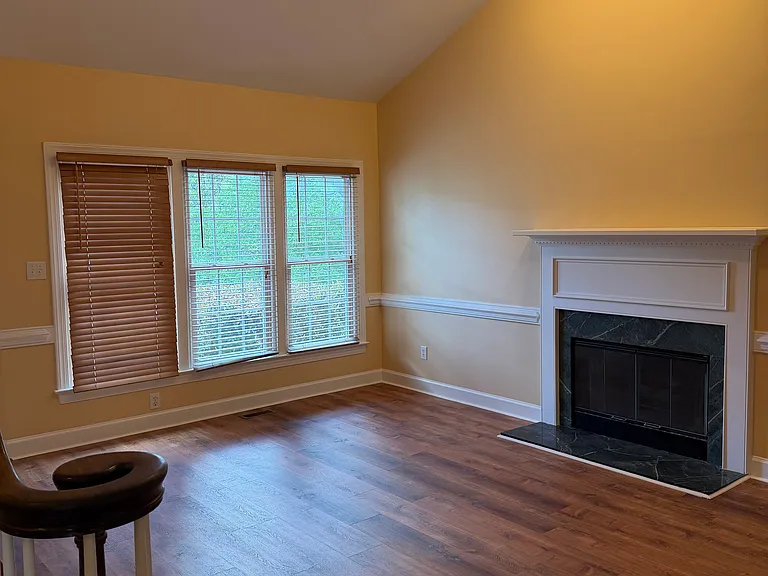 504 Thorngate Rd — Photo 4