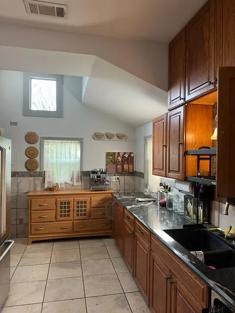 3 bed, 1250 sqft, $1,900 — Photo 2