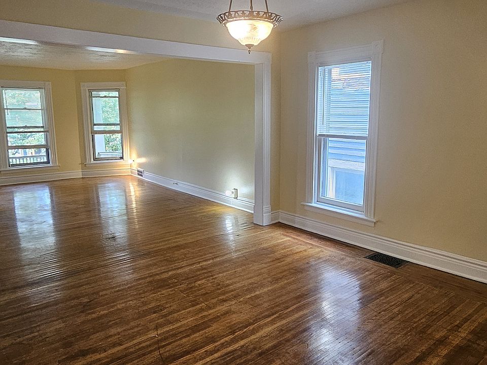 Living room / Dining room
*All 4 windows in picture being replaced this week (Aug 4th)