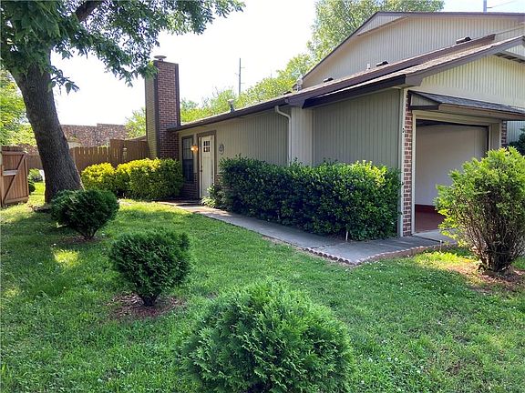 5th image of 712 Tiger Blvd #D