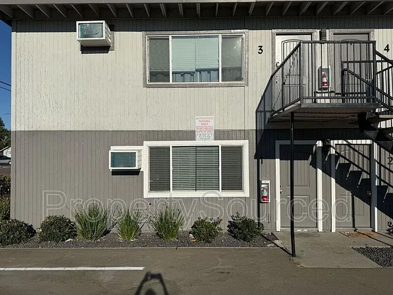 911 H St #1 — Photo 2