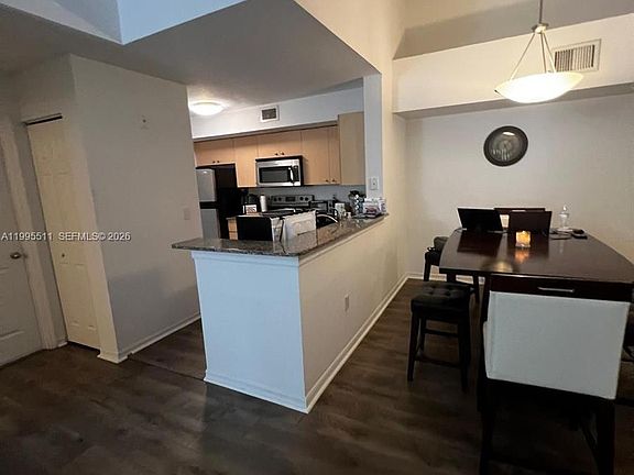 5th image of 2548 Centergate Dr APT 301