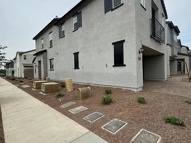 2442 W Maximo Way — Photo 2