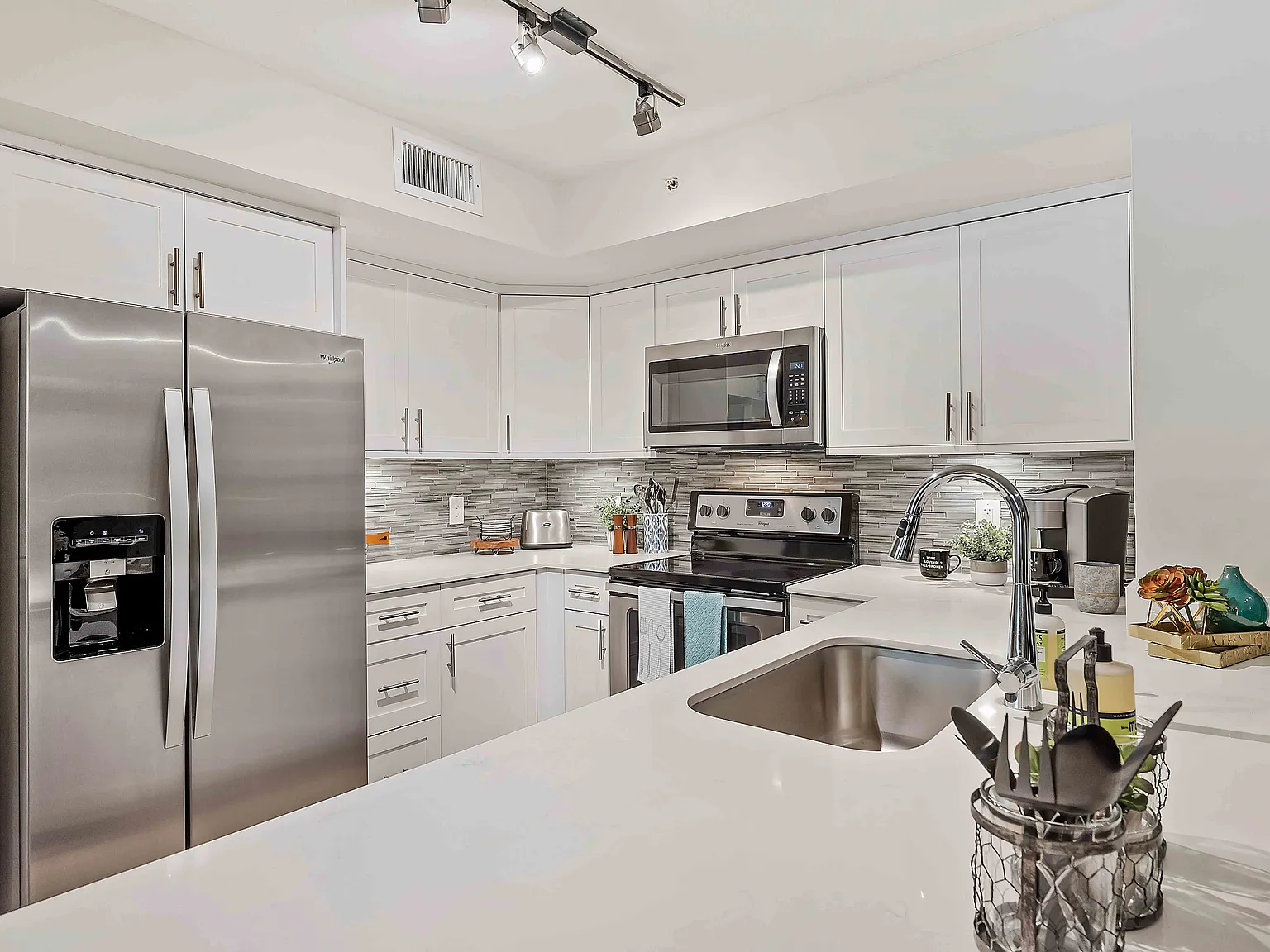 Crescent House Apartments — Photo 3