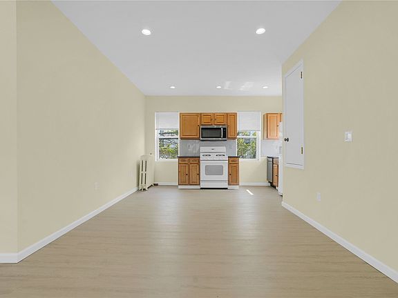 4th image of 127 Mineola Blvd #3