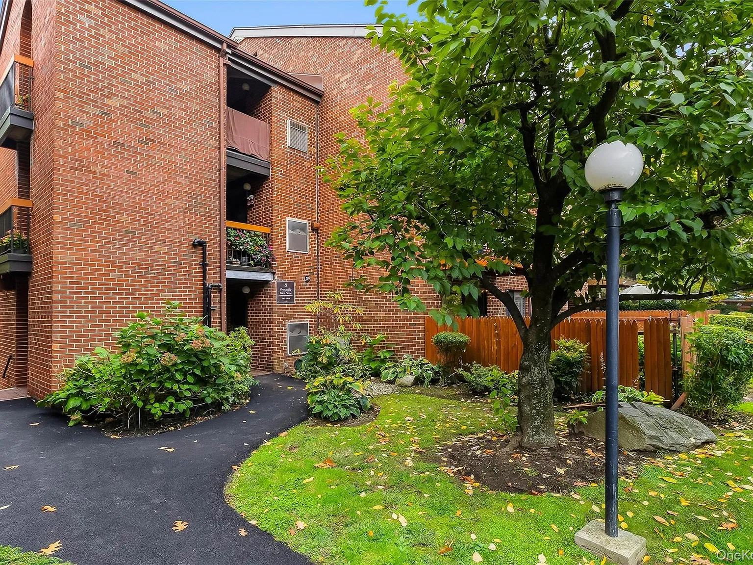 2 bed, 1.5 bath, 1100 sqft, $3,800 — Photo 2