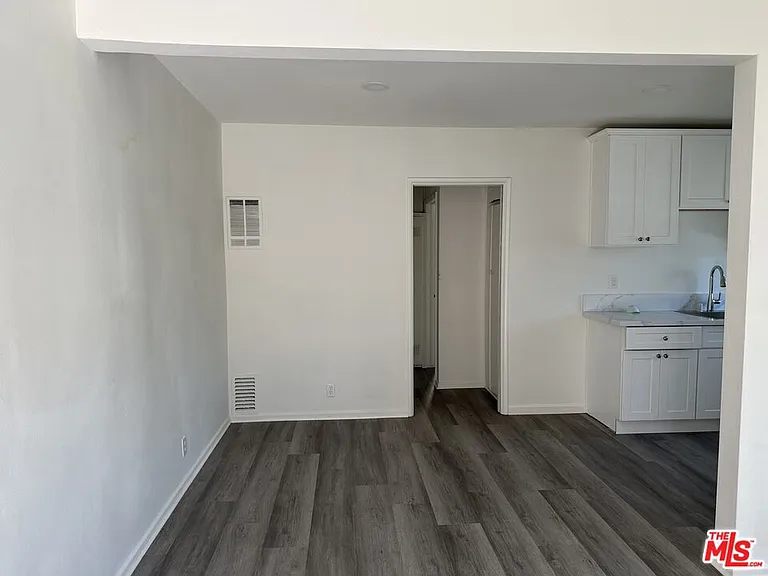342 1/2 S Serrano Ave — Photo 5