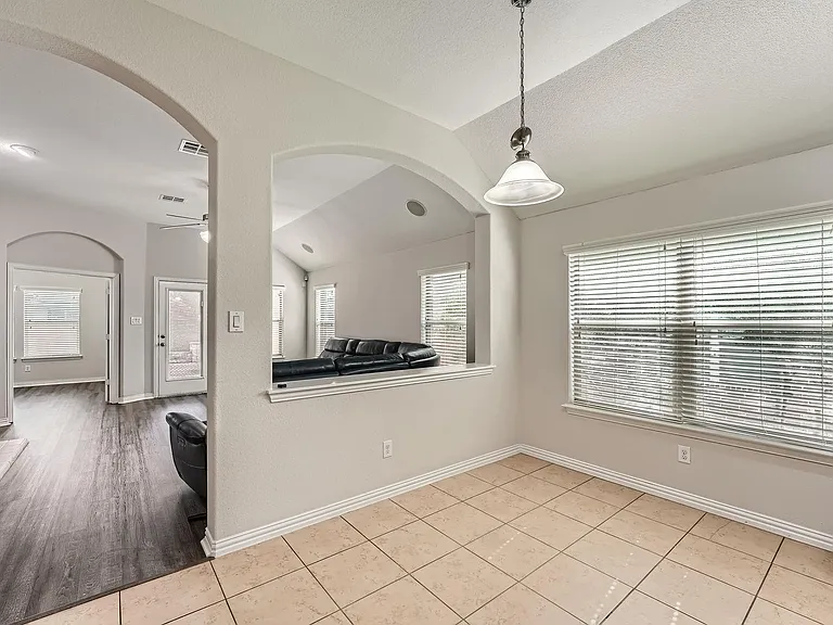 2416 Lynx Ct — Photo 4
