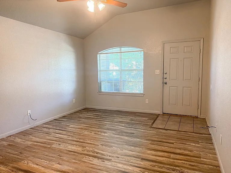 4705 John David Dr — Photo 4