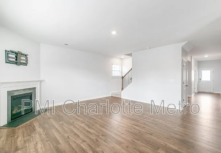 8019 Rowling Dr — Photo 5