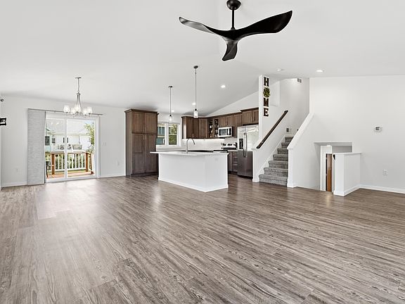 4th image of 233 Greenway Cir