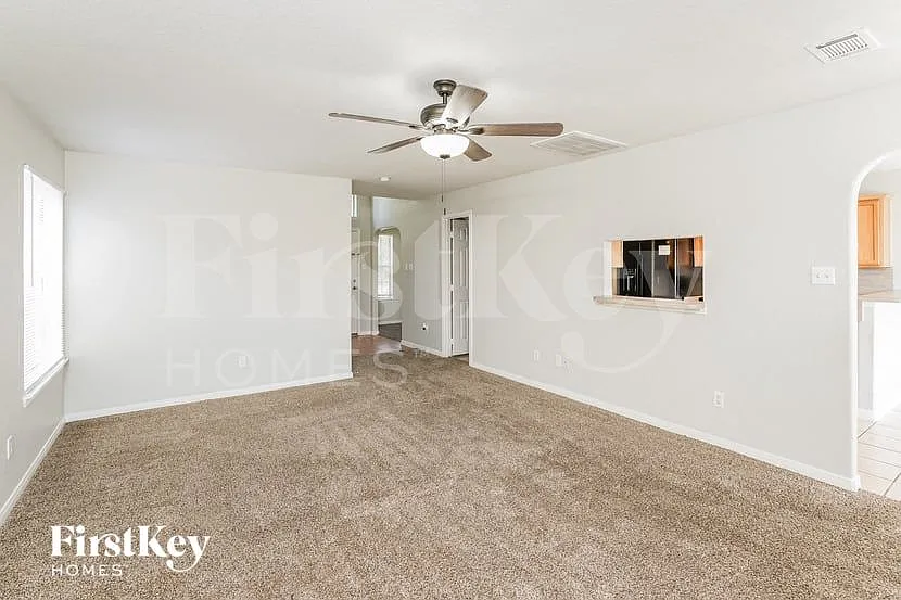 3 bed, 2.5 bath, 1839 sqft, $2,020 — Photo 4