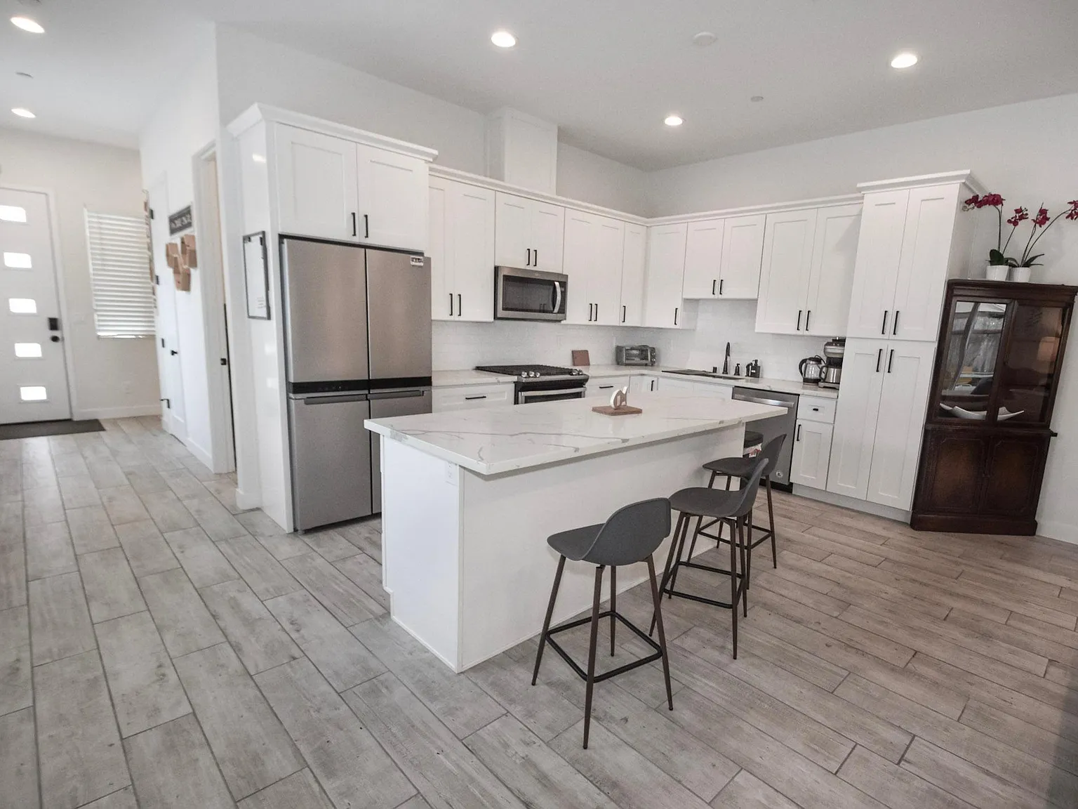 3 bed, 2.5 bath, 1965 sqft, $5,500 — Photo 4