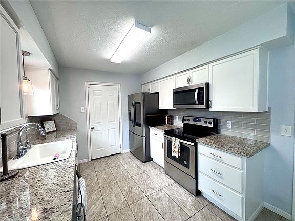 2nd image of 2809 La Mesa St