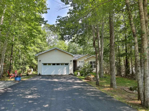 374 Brady St, Bridgewater, NS B4V 3W4