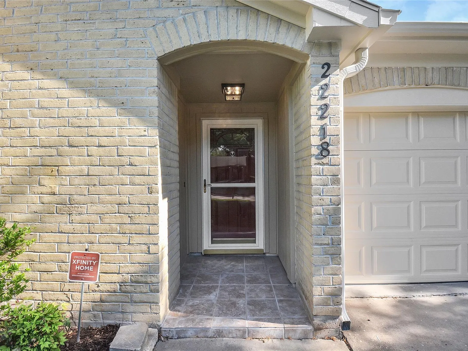 4 bed, 2.0 bath, 1916 sqft, $2,150 — Photo 2