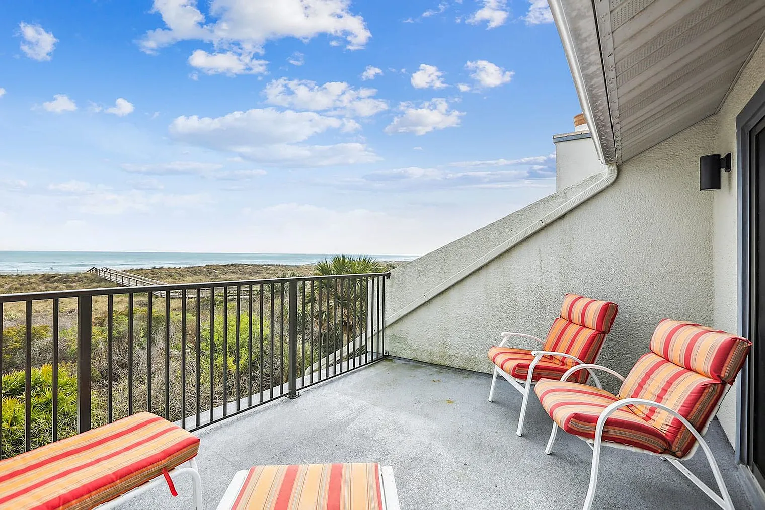 3 bed, 3.0 bath, 1689 sqft, $10,063 — Photo 2