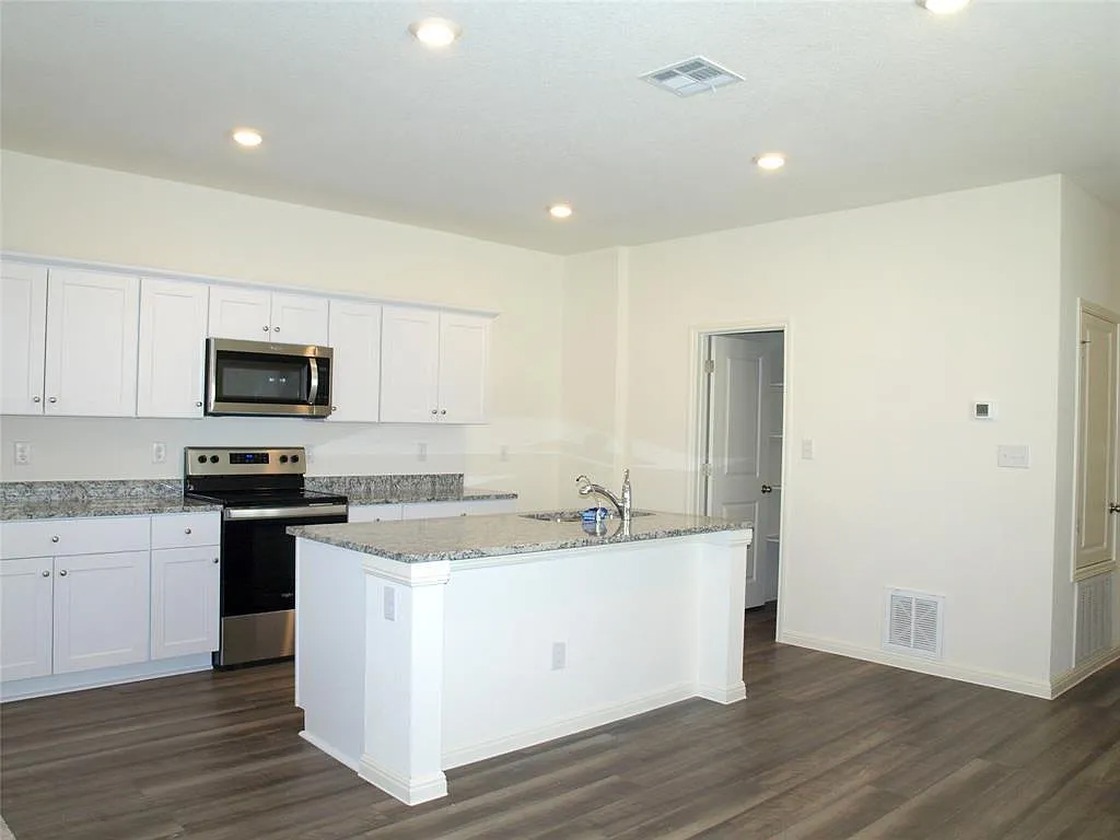 3 bed, 2.0 bath, 1522 sqft, $1,800 — Photo 3