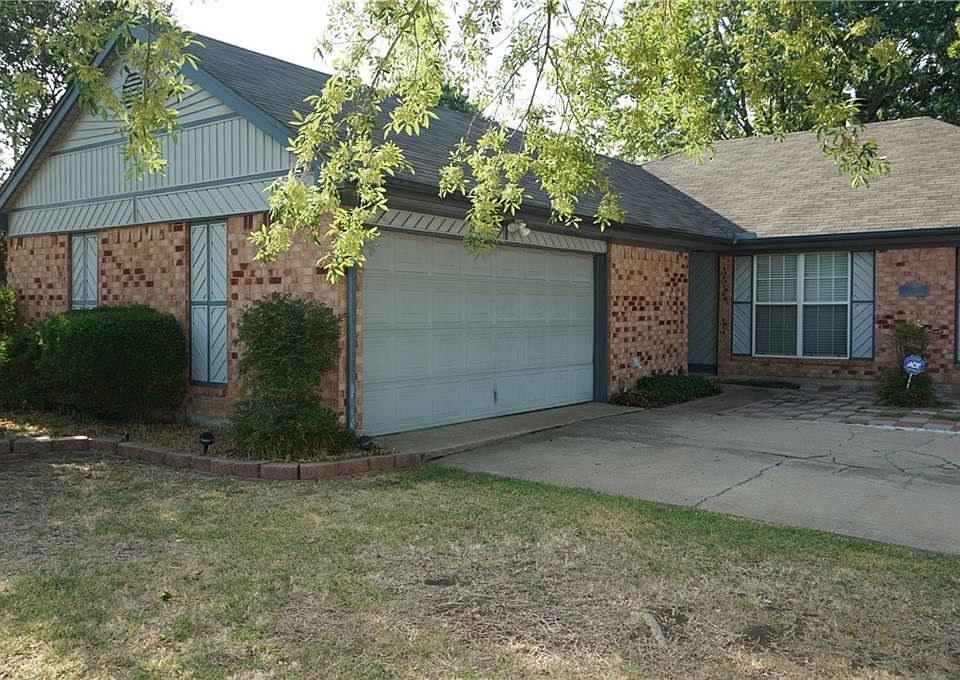 1st image of 2327 Busch Dr