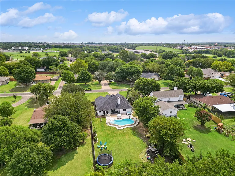 111 Creekview Dr W — Photo 35