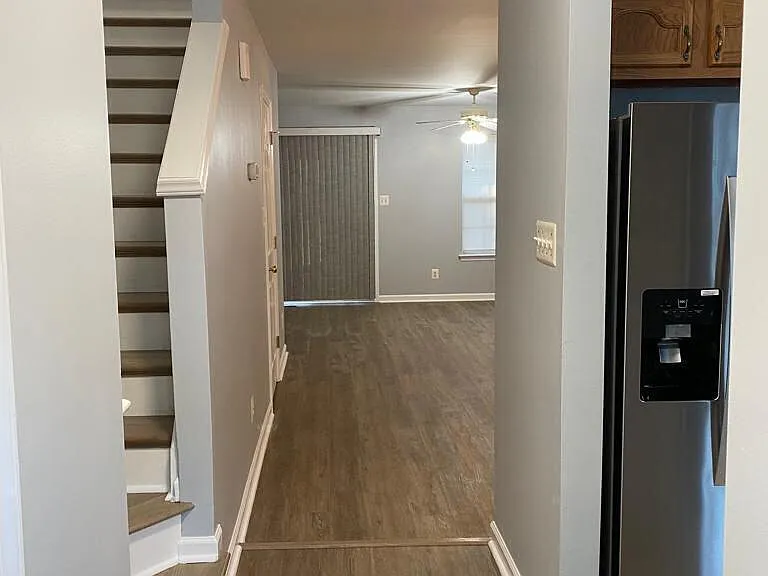 105 Climbing Ivy Ct — Photo 2