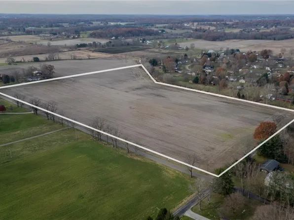 Pinedale St NE, Hartville, OH 44632