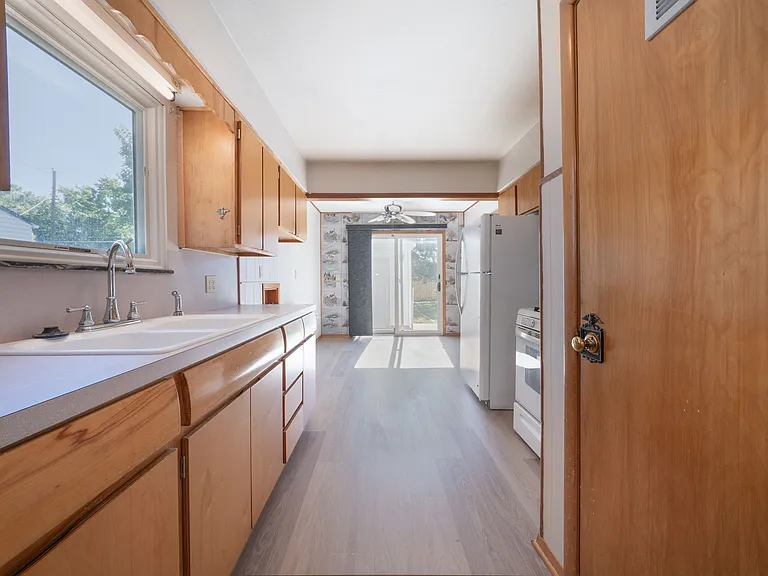 3118 S McLean Blvd — Photo 2