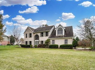720 Greenleaf Village Dr, Springboro, OH 45066