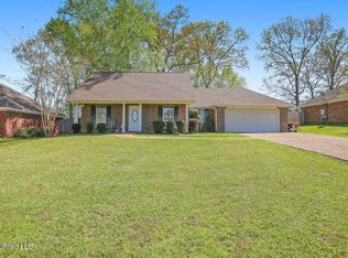 136 Live Oaks Blvd, Pearl, MS 39208