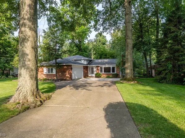 576 Buckeye Dr, Sheffield Lake, OH 44054