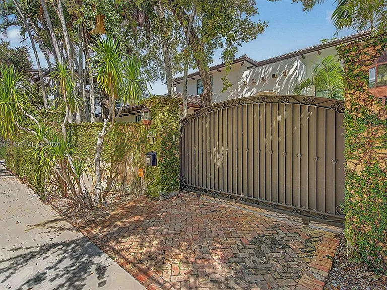 2561 Trapp Ave — Photo 2